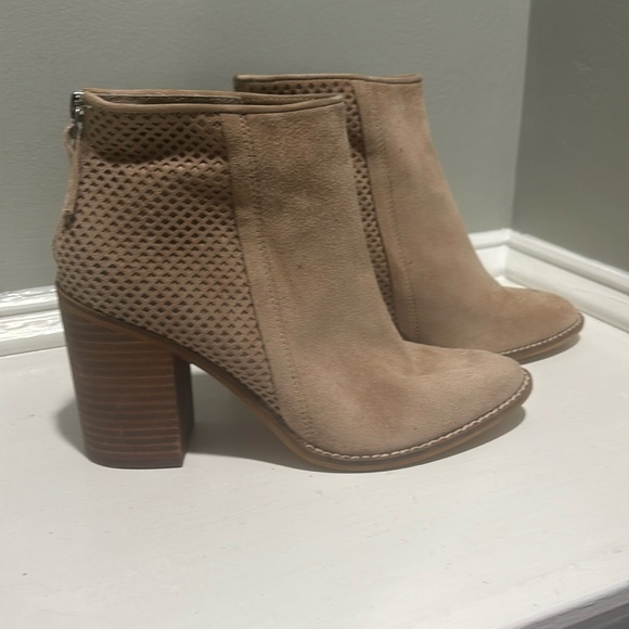 Steve Madden Tan Suede Block Heel Ankle Boot -size 8.5 - Picture 1 of 8